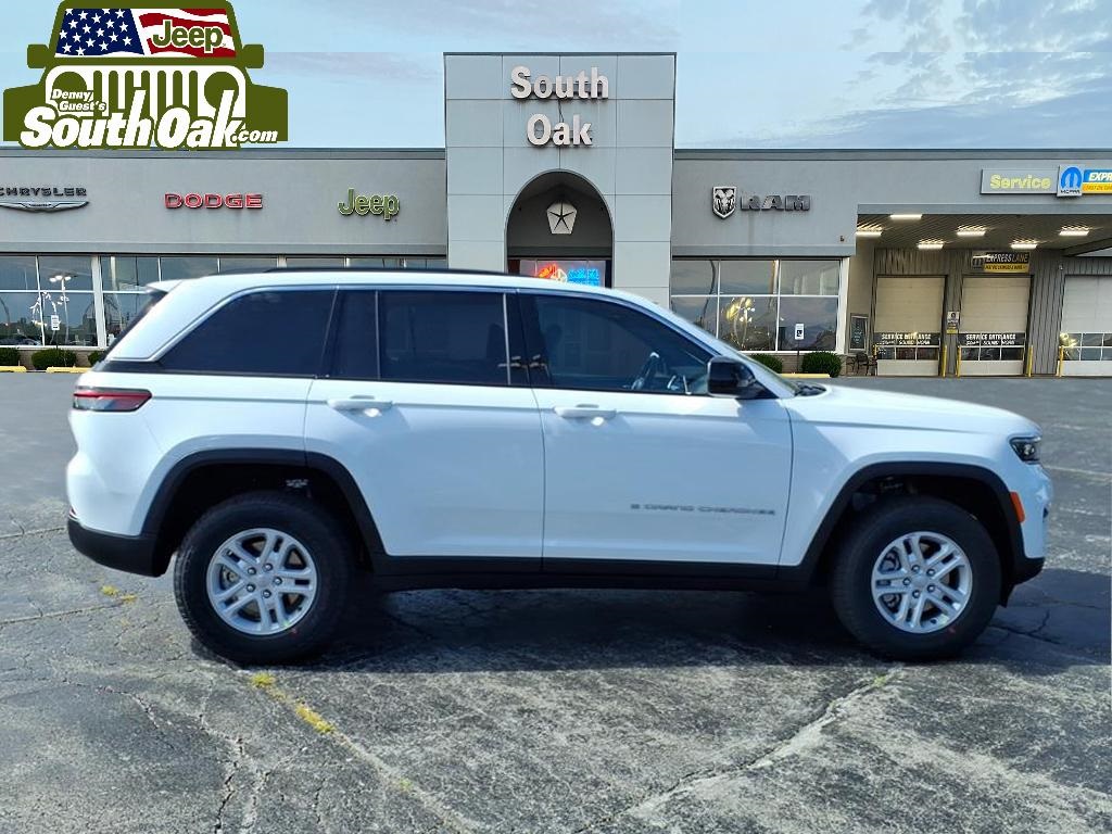 2025 Jeep Grand Cherokee Laredo Altitude photo 2