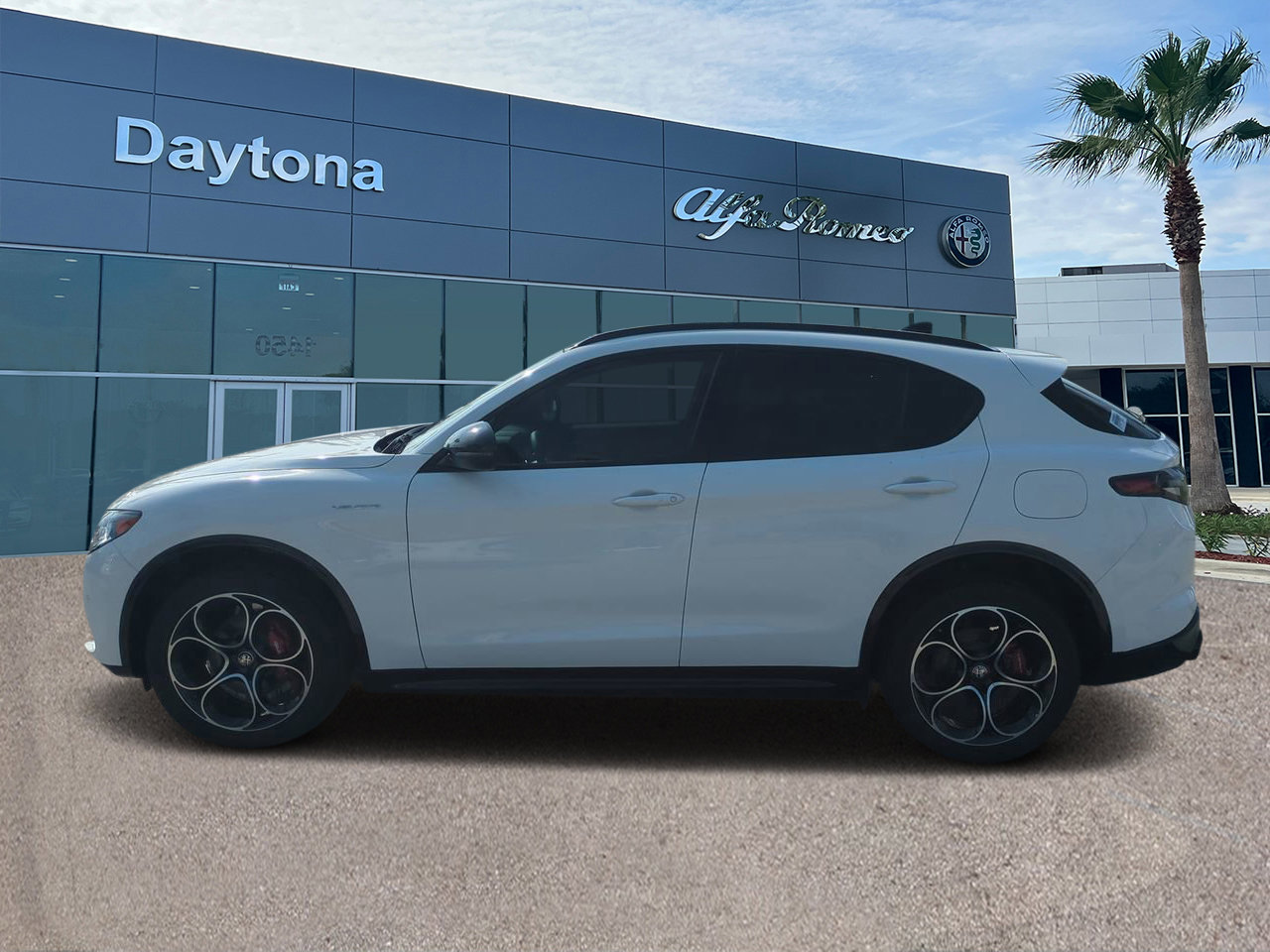 2025 Alfa Romeo Stelvio Sprint photo 2