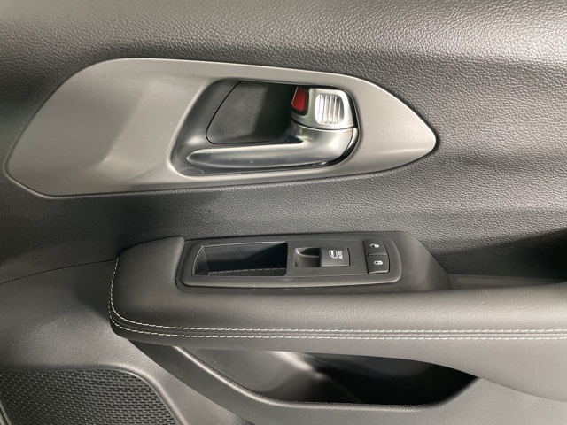 2025 Chrysler Pacifica photo 12