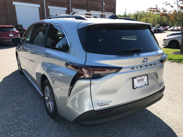 2025 Toyota Sienna XLE photo 3
