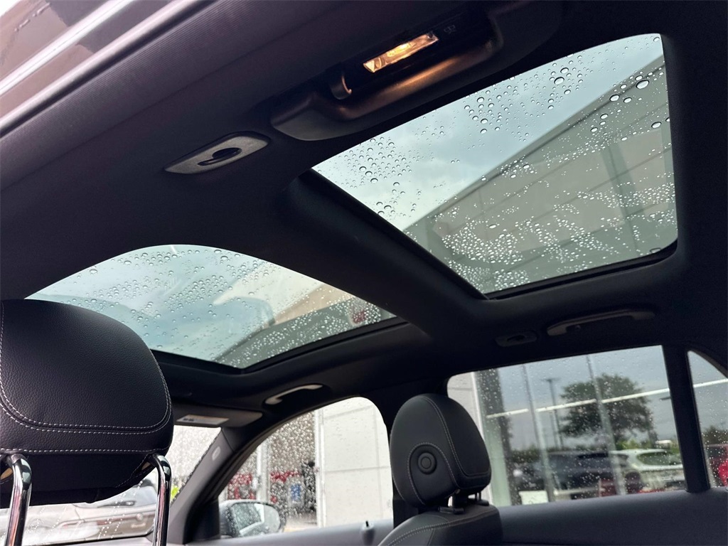 2021 Mercedes Benz GLC 300 photo 12