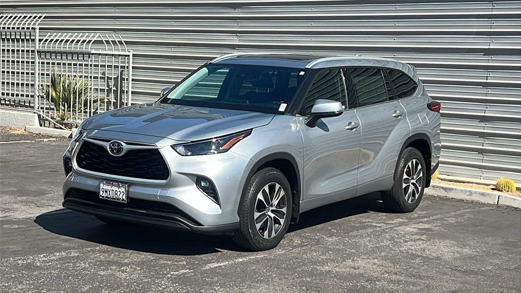 2022 Toyota Highlander XLE photo 2