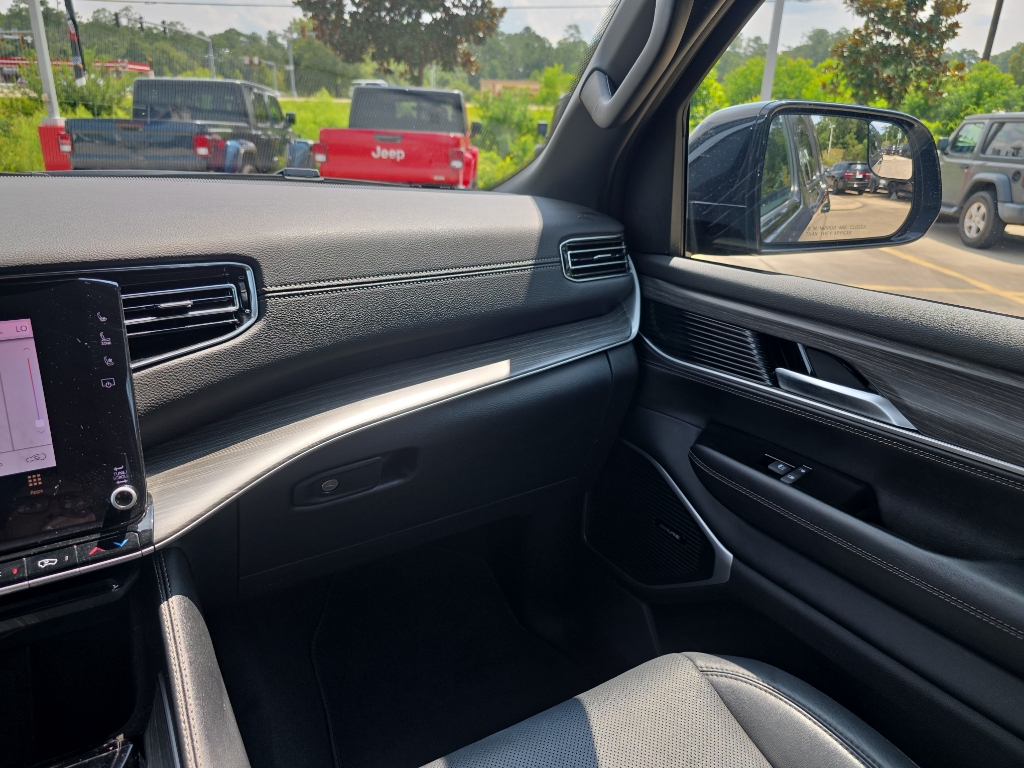 2024 Jeep Wagoneer L Series II photo 23