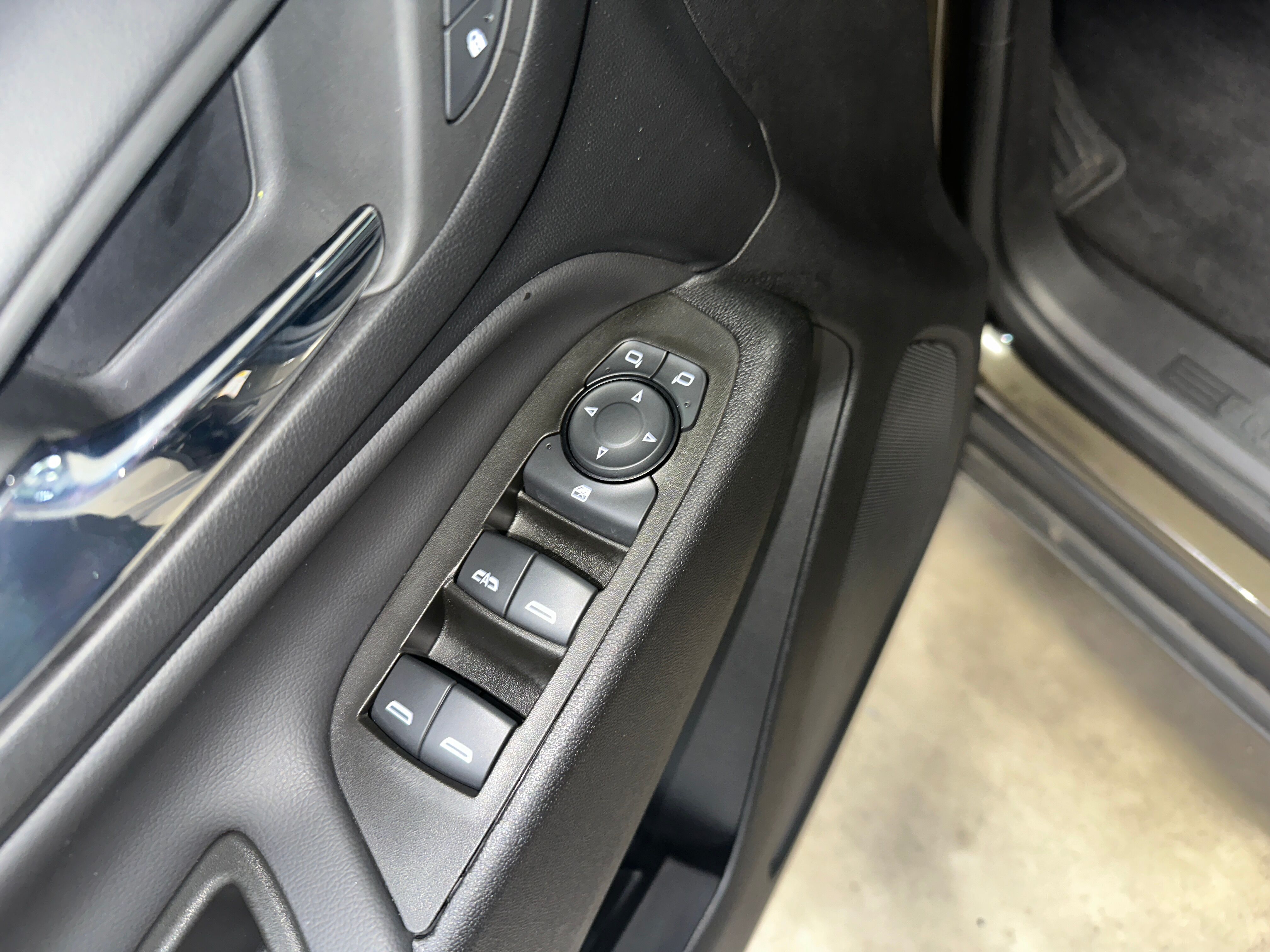 2023 Chevrolet Equinox LT photo 2