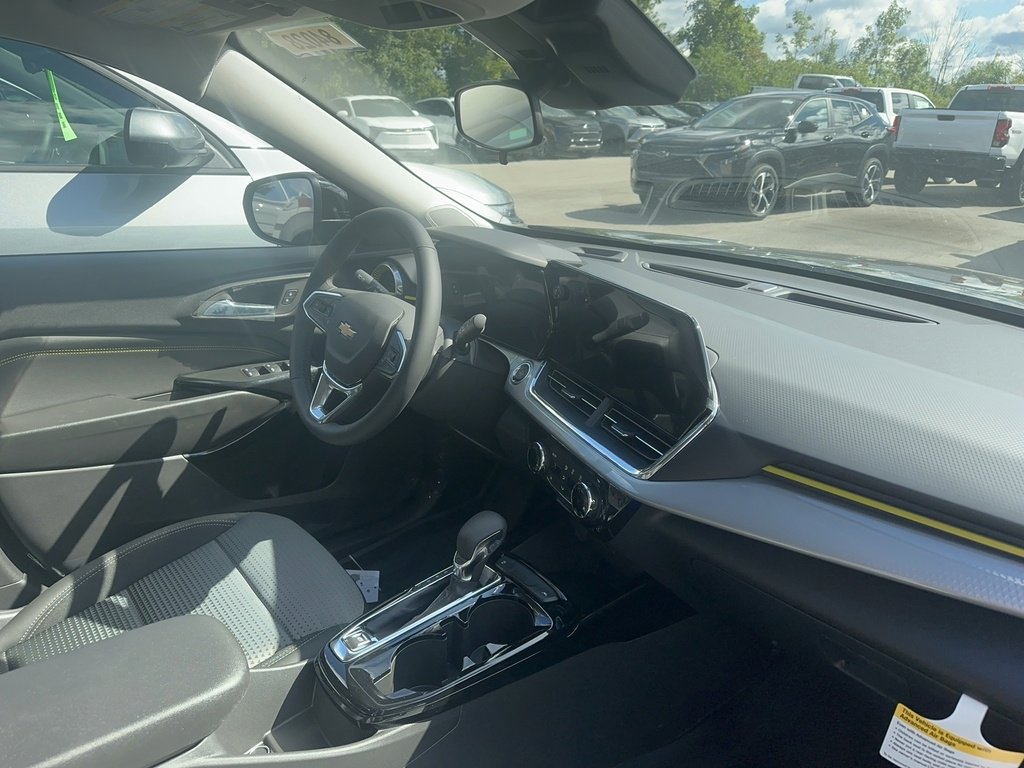 2025 Chevrolet Trax LT photo 2