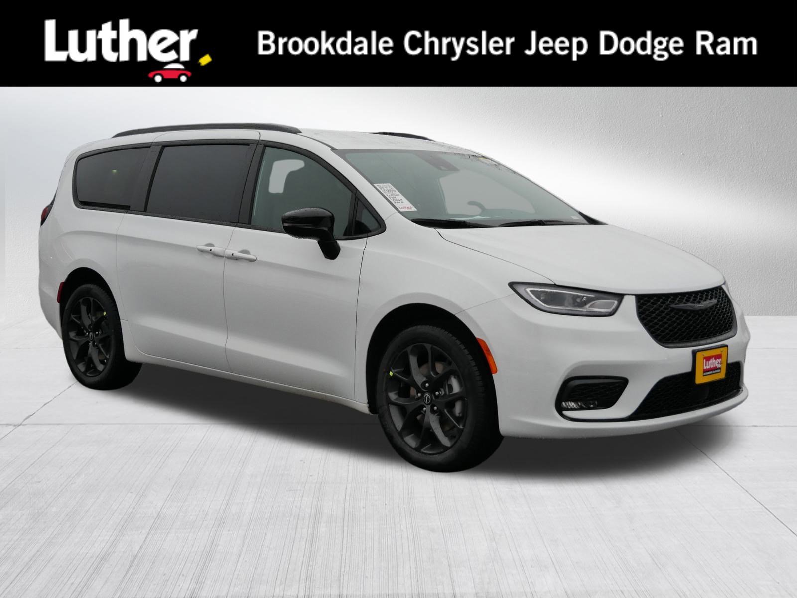 2026 Chrysler Pacifica Select's photo