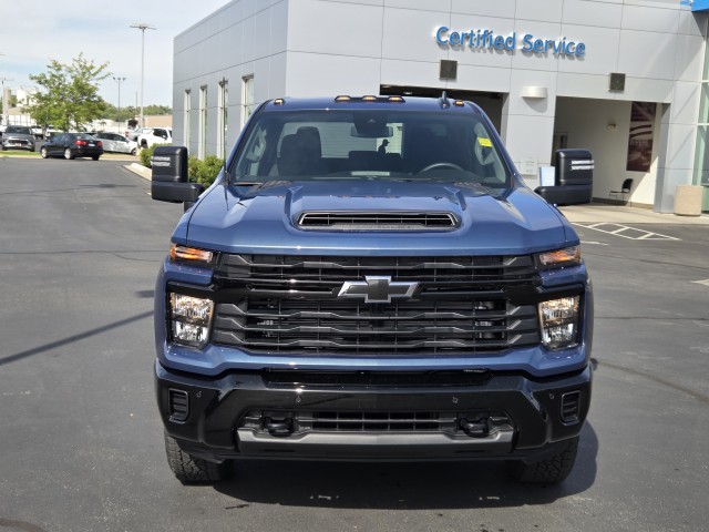 2025 Chevrolet Silverado 2500HD Custom photo 2