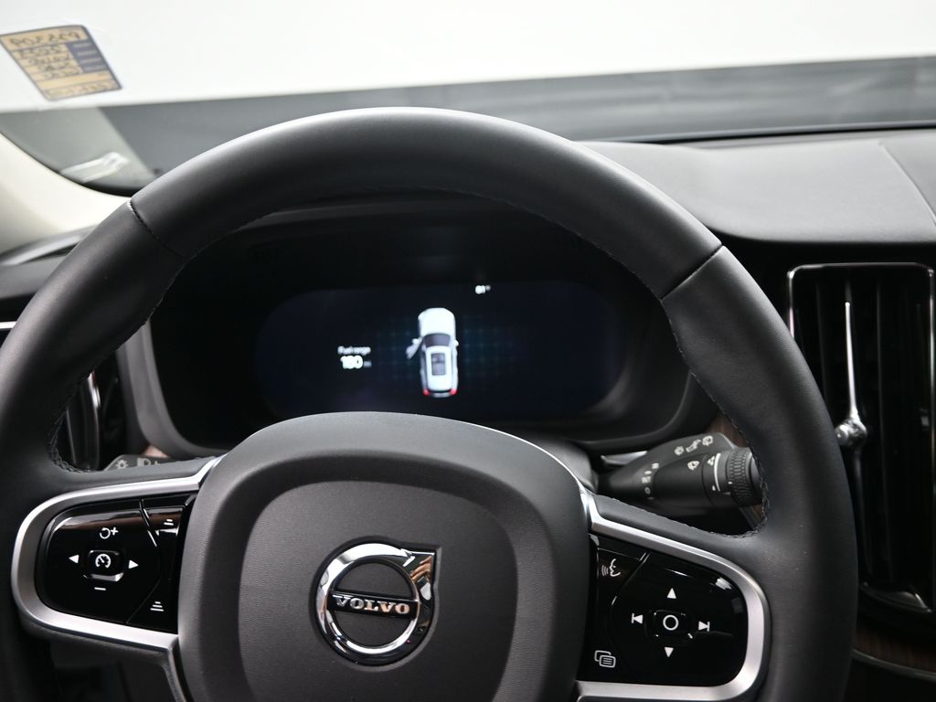 2023 Volvo XC60 B5 Plus photo 12