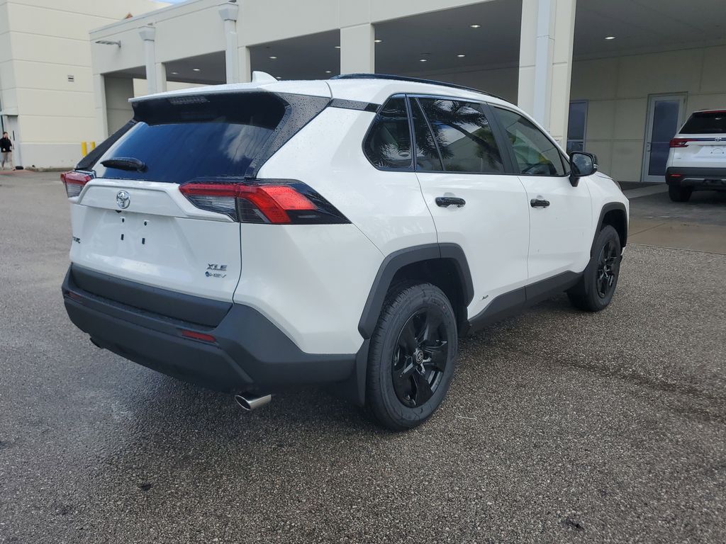 2025 Toyota RAV4 Hybrid XLE photo 5
