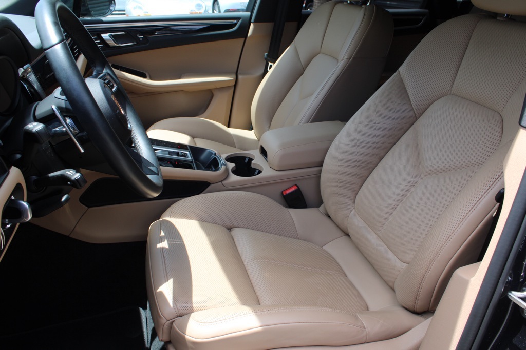 2025 Porsche Macan T photo 5
