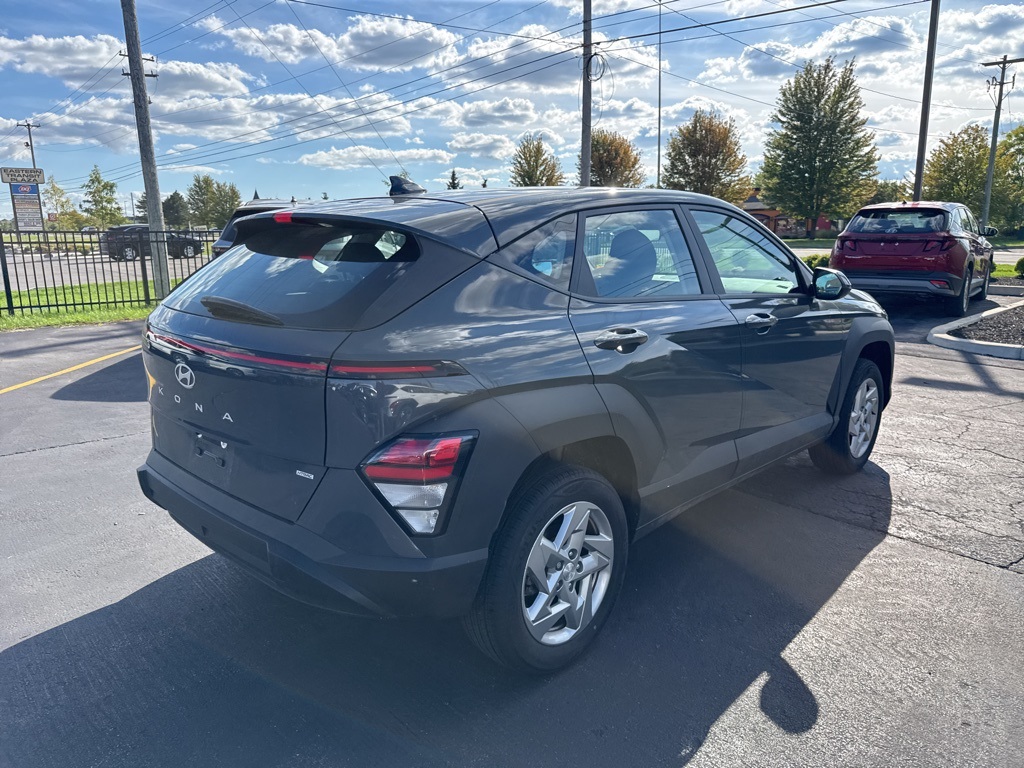 2024 Hyundai Kona SE photo 2