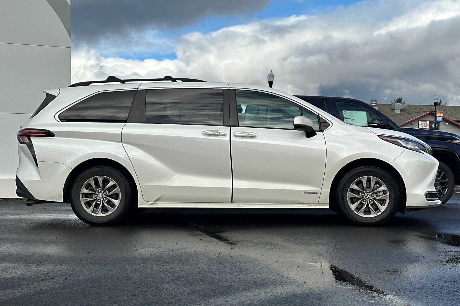 2021 Toyota Sienna XLE photo 2