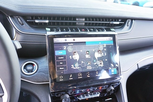 New 2023 Silver Zynith Exterior Paint Jeep Limited image 32