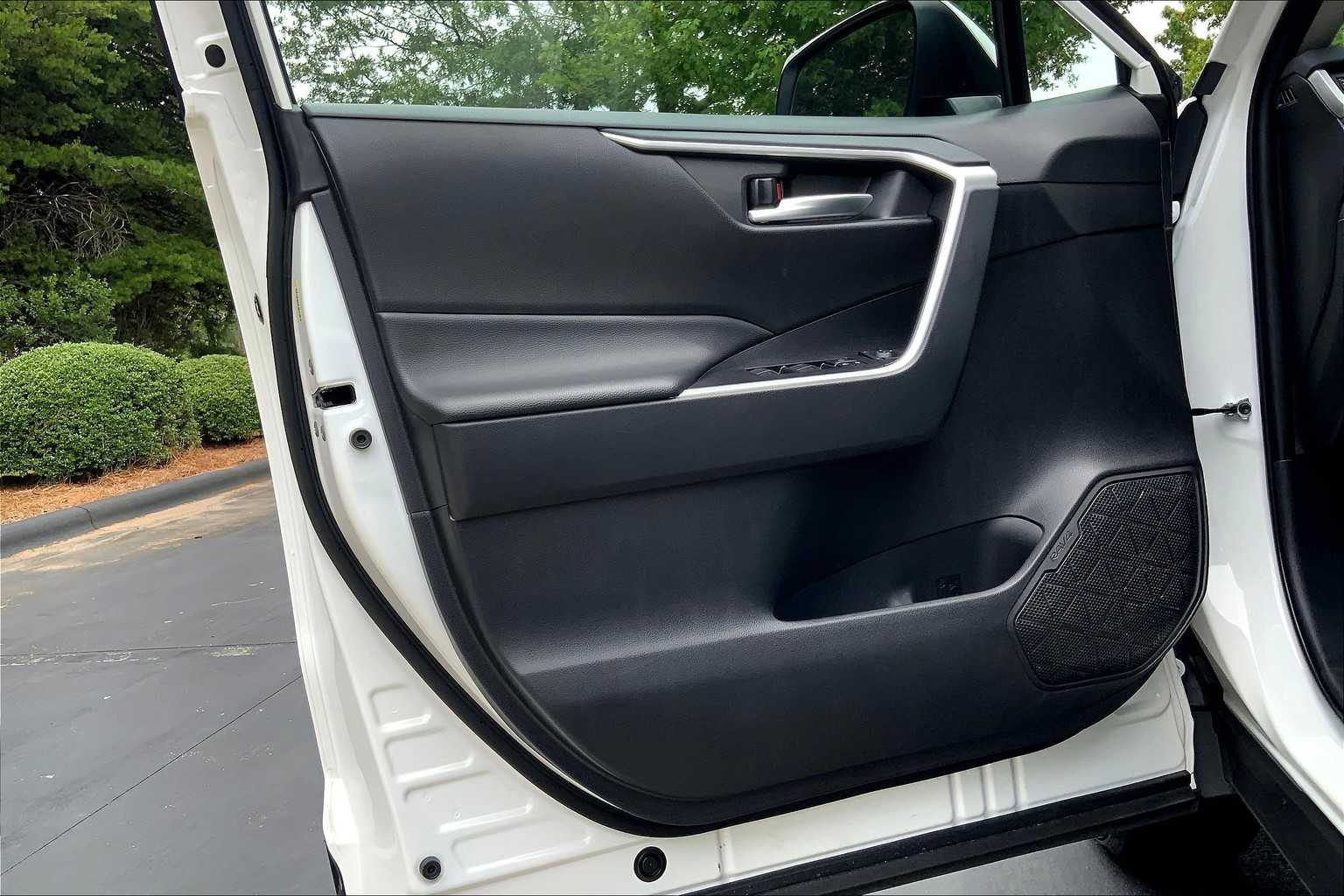 2024 Toyota RAV4 XLE photo 19