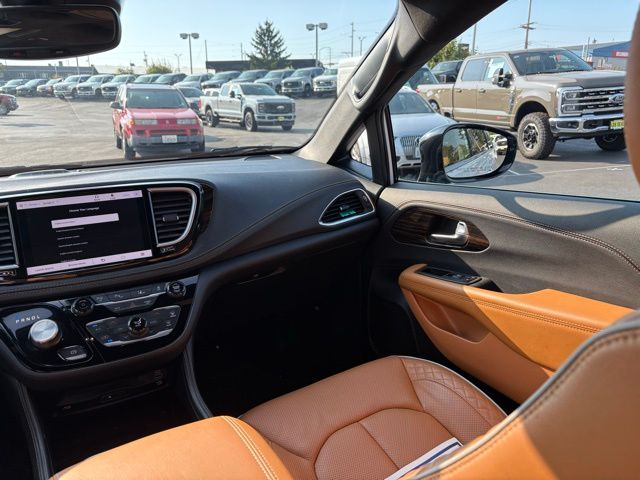 2023 Chrysler Pacifica Hybrid Pinnacle photo 33