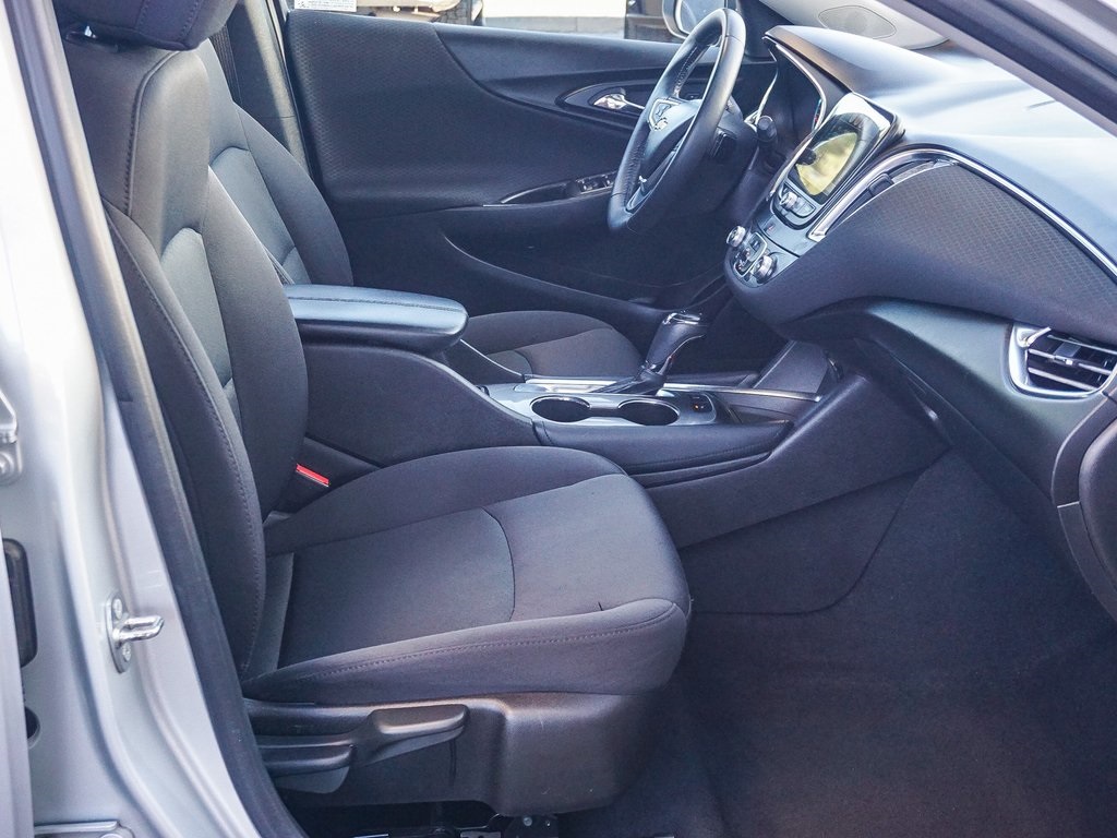 2017 Chevrolet Malibu 1LT photo 12