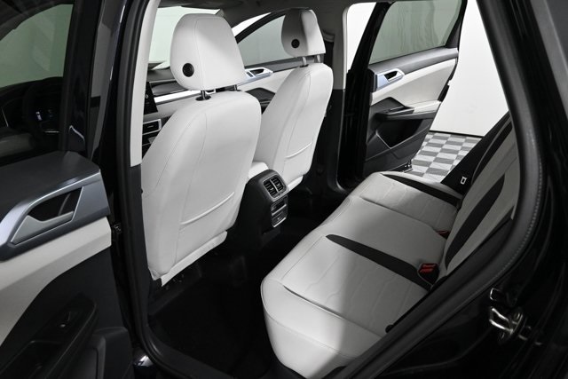2025 Volkswagen Taos SE photo 12