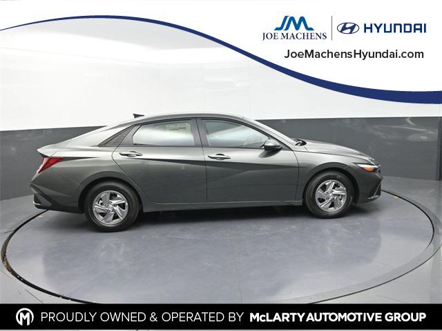 2025 Hyundai Elantra SE's photo