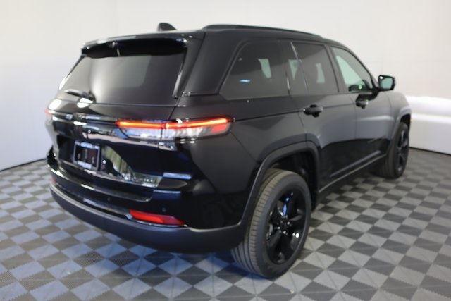 2025 Jeep Grand Cherokee Limited photo 4