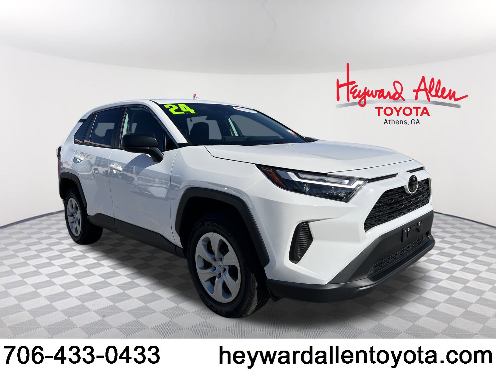 2024 Toyota RAV4 LE's photo