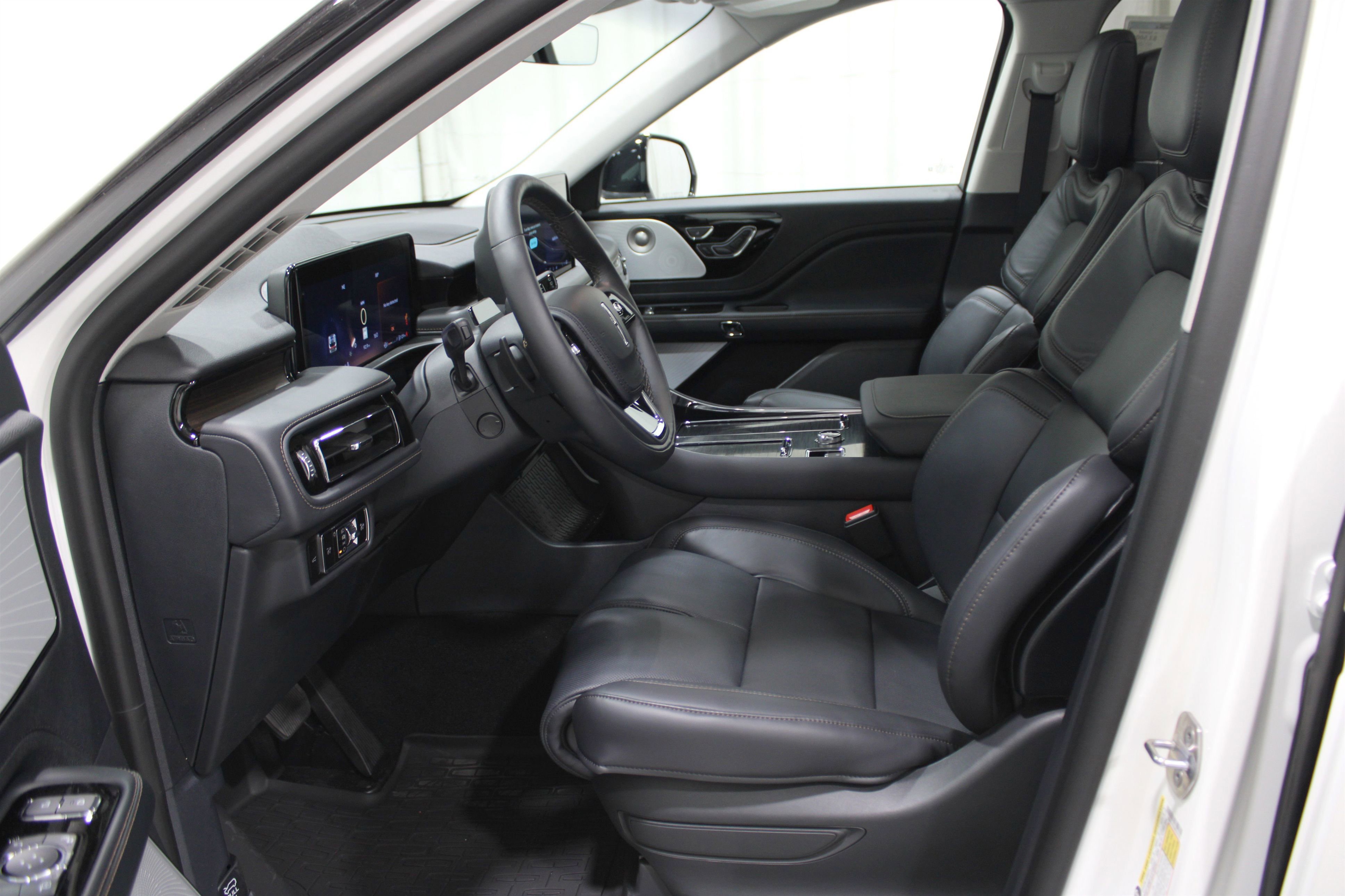 2025 Lincoln Aviator Reserve photo 3