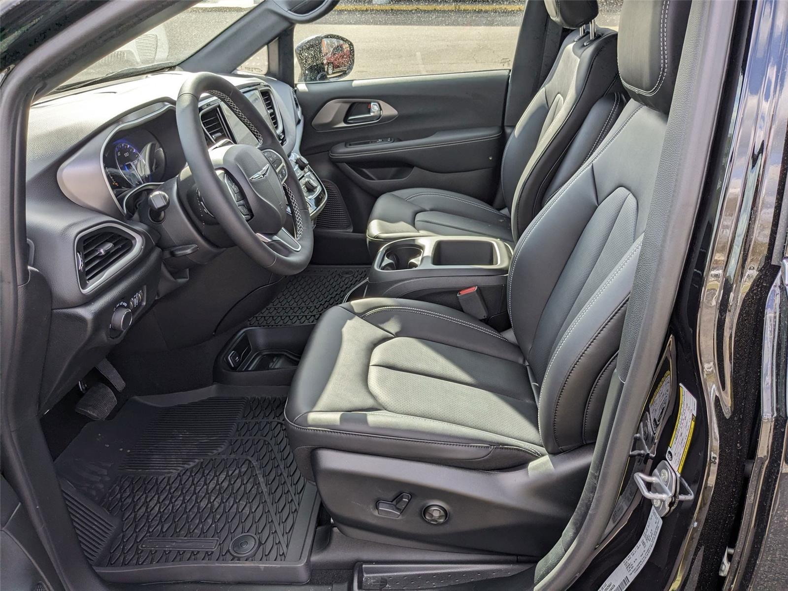 2025 Chrysler Voyager LX photo 9