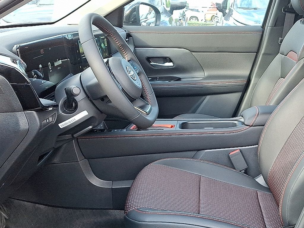 2026 Nissan Kicks SR photo 4