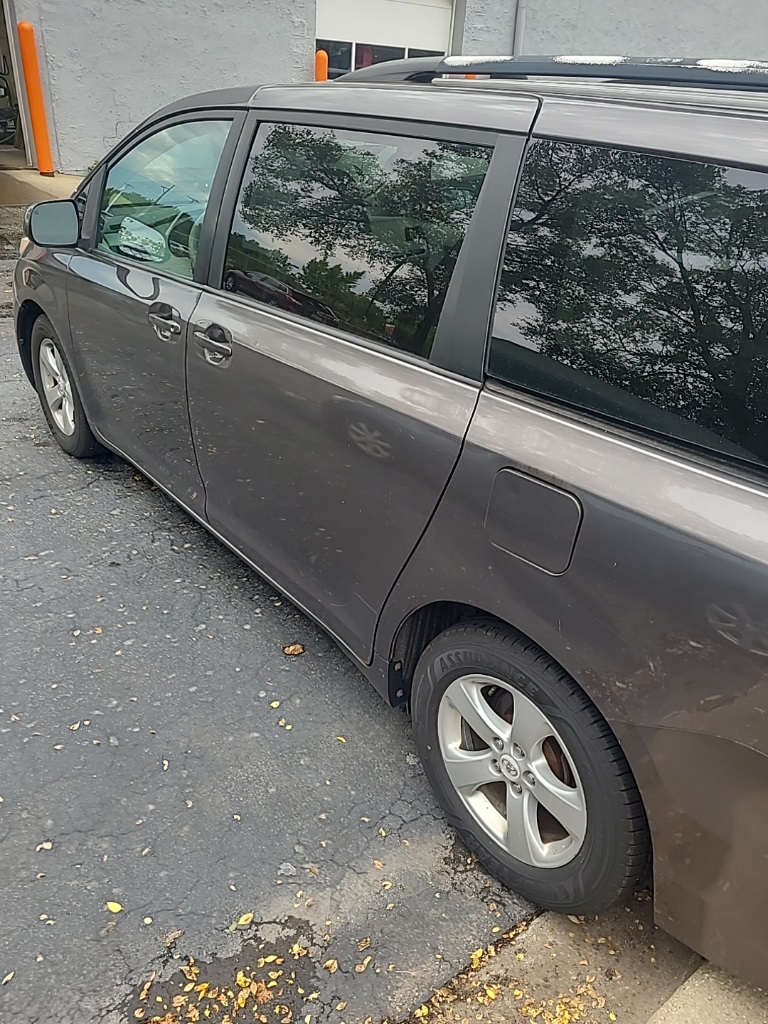 2011 Toyota Sienna LE photo 3