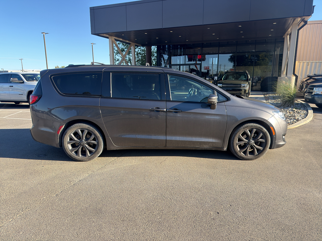 2019 Chrysler Pacifica Limited photo 3