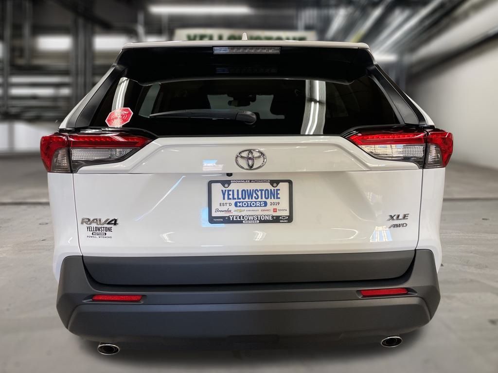 2025 Toyota RAV4 XLE photo 3