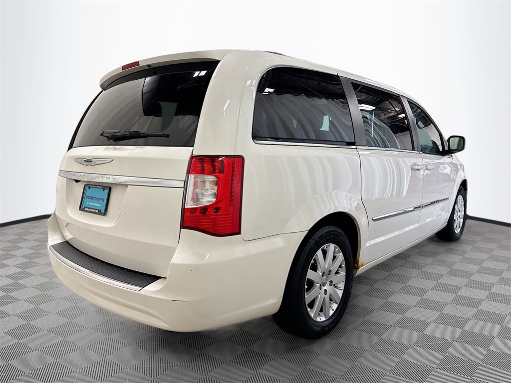 2013 Chrysler Town & Country Touring photo 10