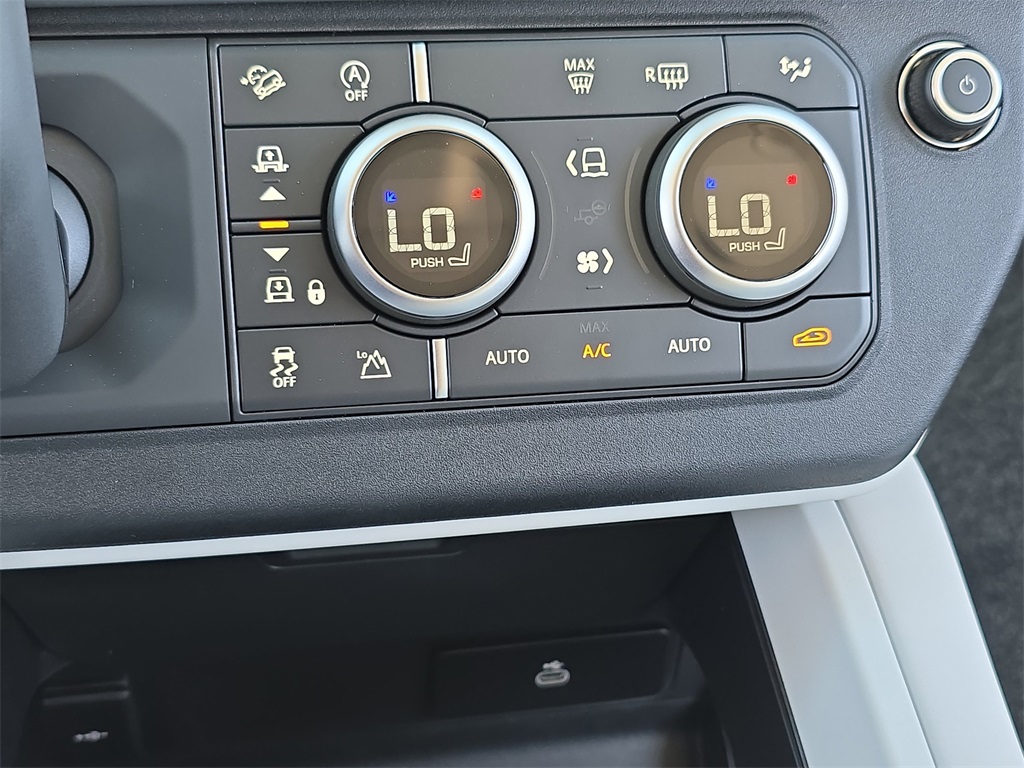 2025 Land Rover Defender 130 X-Dynamic SE photo 23