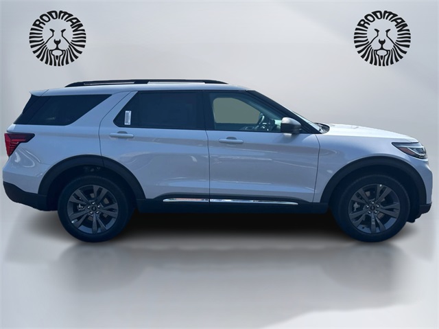 2025 Ford Explorer photo 2