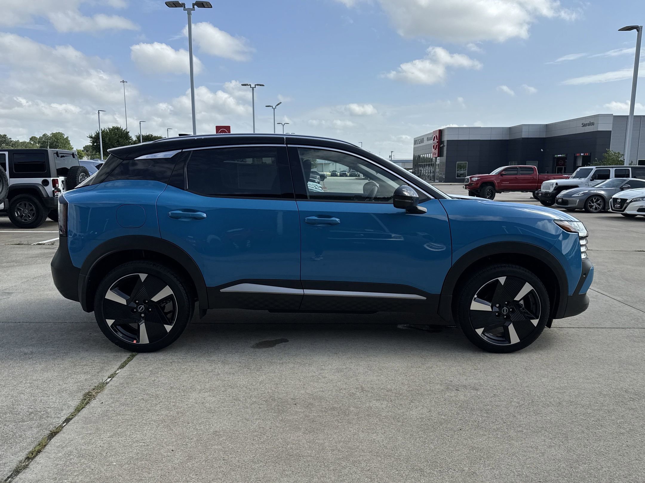 2025 Nissan Kicks SR photo 6