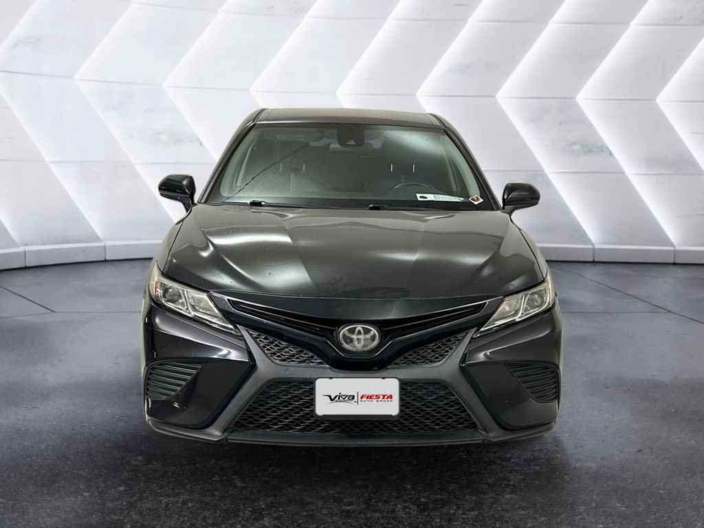 2018 Toyota Camry SE photo 2