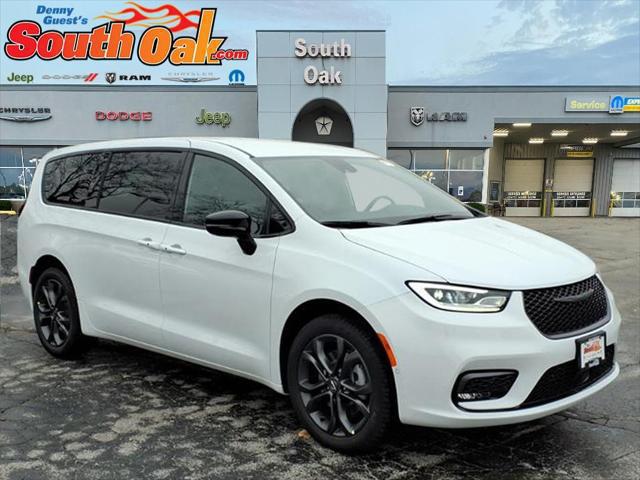 2026 Chrysler Pacifica Select's photo