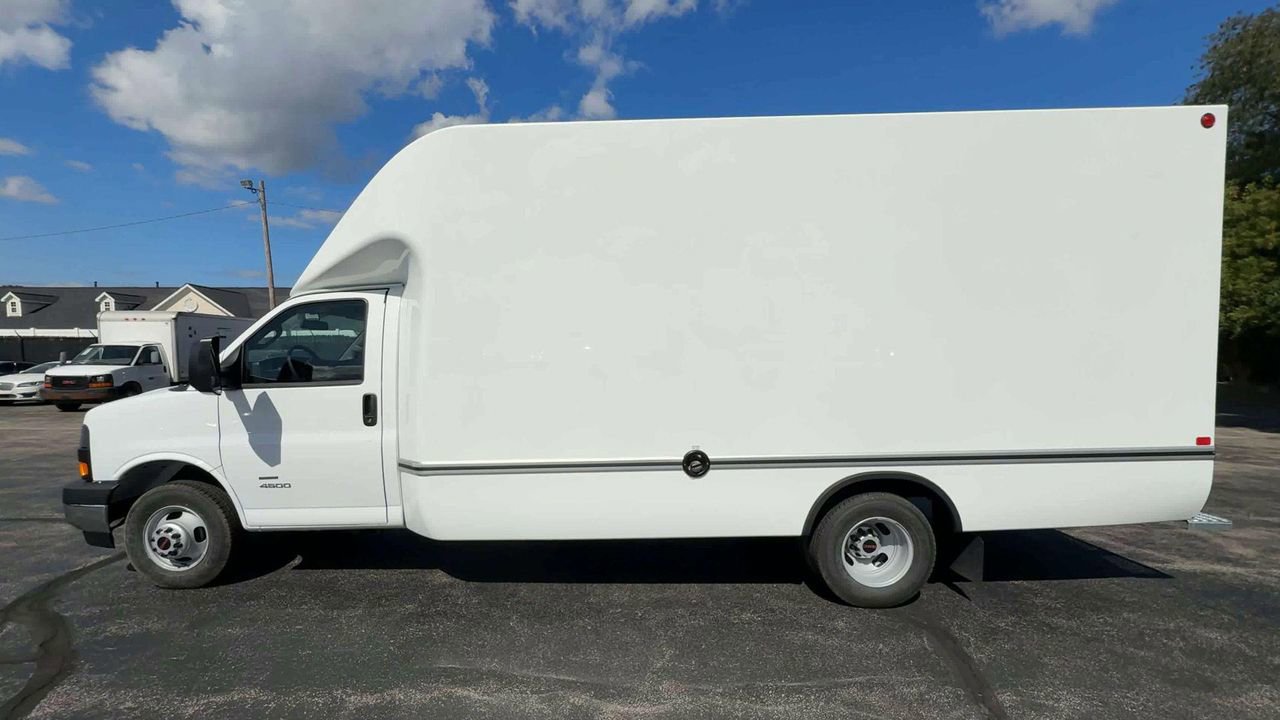 2025 Gmc Savana Cutaway photo 5