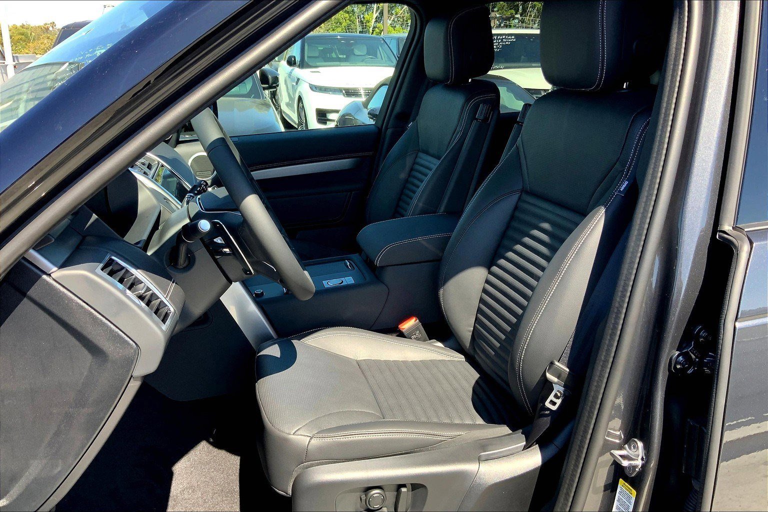 2025 Land Rover Discovery SE photo 4