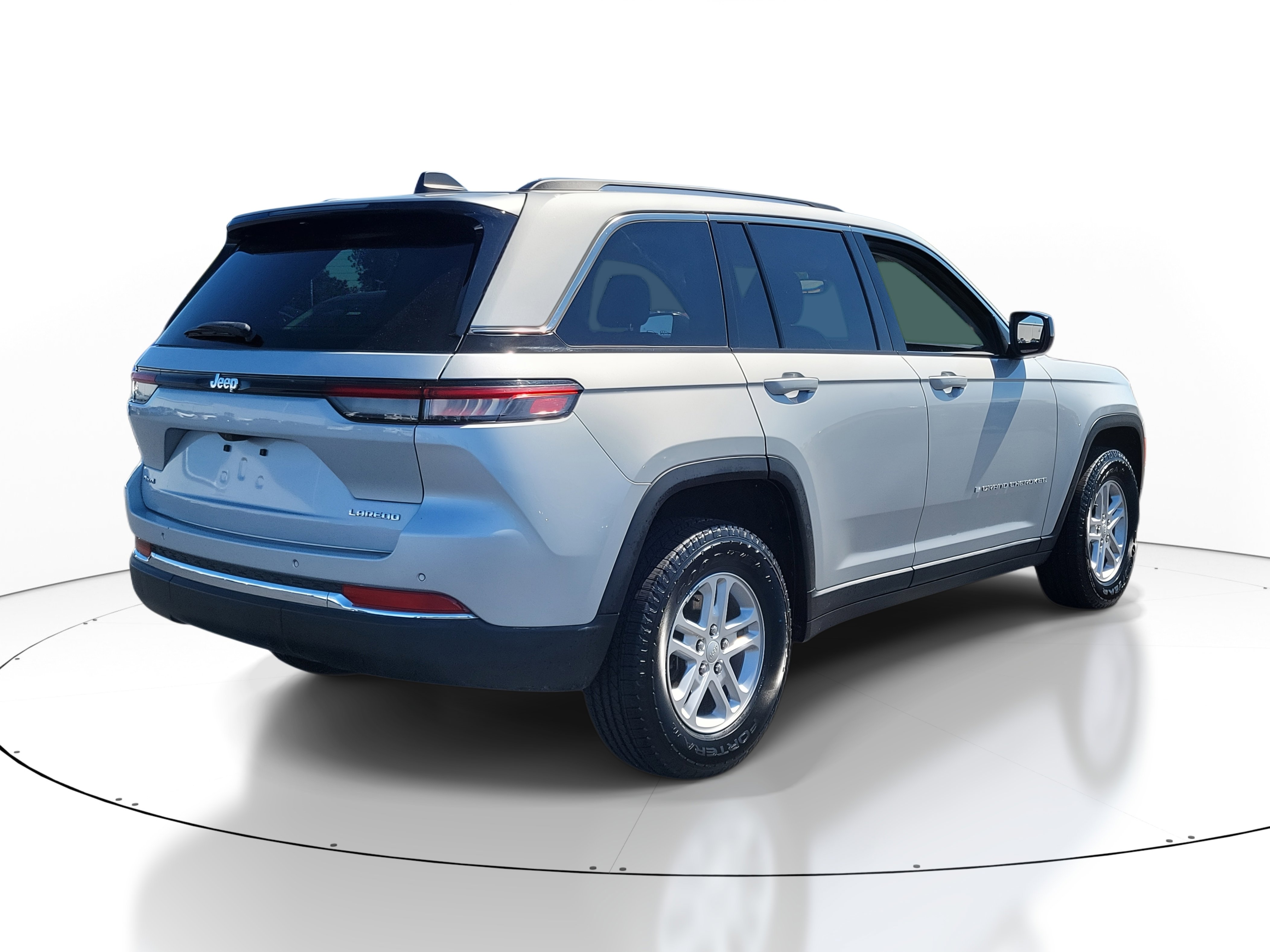 2023 Jeep Grand Cherokee Laredo photo 2