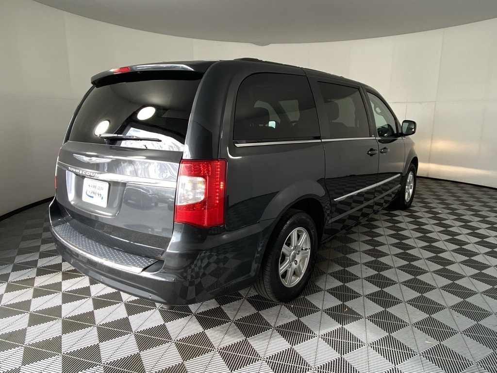 2011 Chrysler Town & Country Touring photo 4