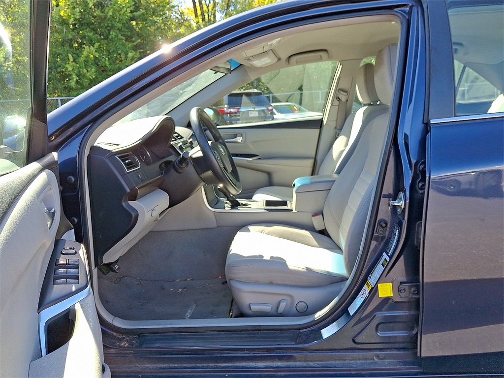 2016 Toyota Camry LE photo 12