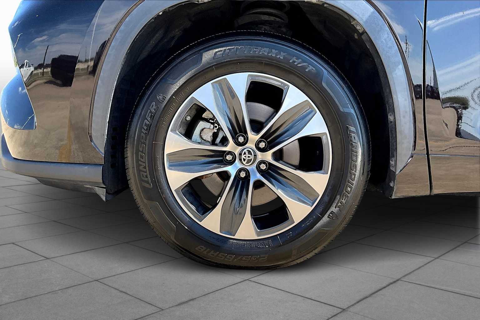2021 Toyota Highlander XLE photo 9