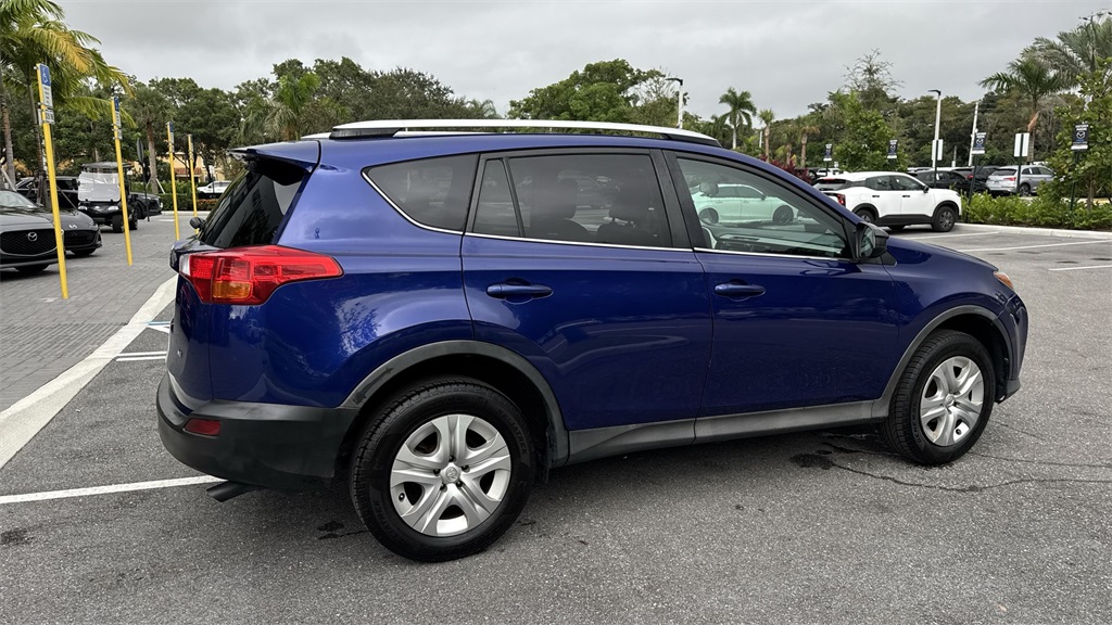 2015 Toyota RAV4 LE photo 4