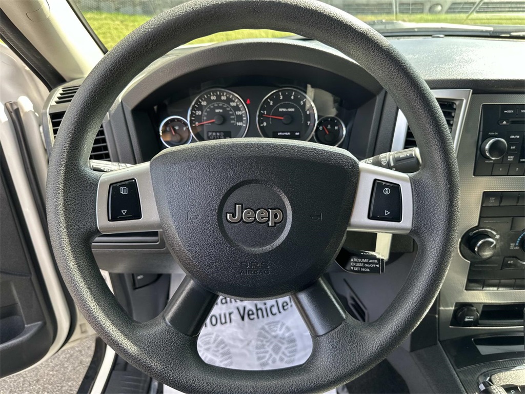 2010 Jeep Grand Cherokee Laredo photo 21