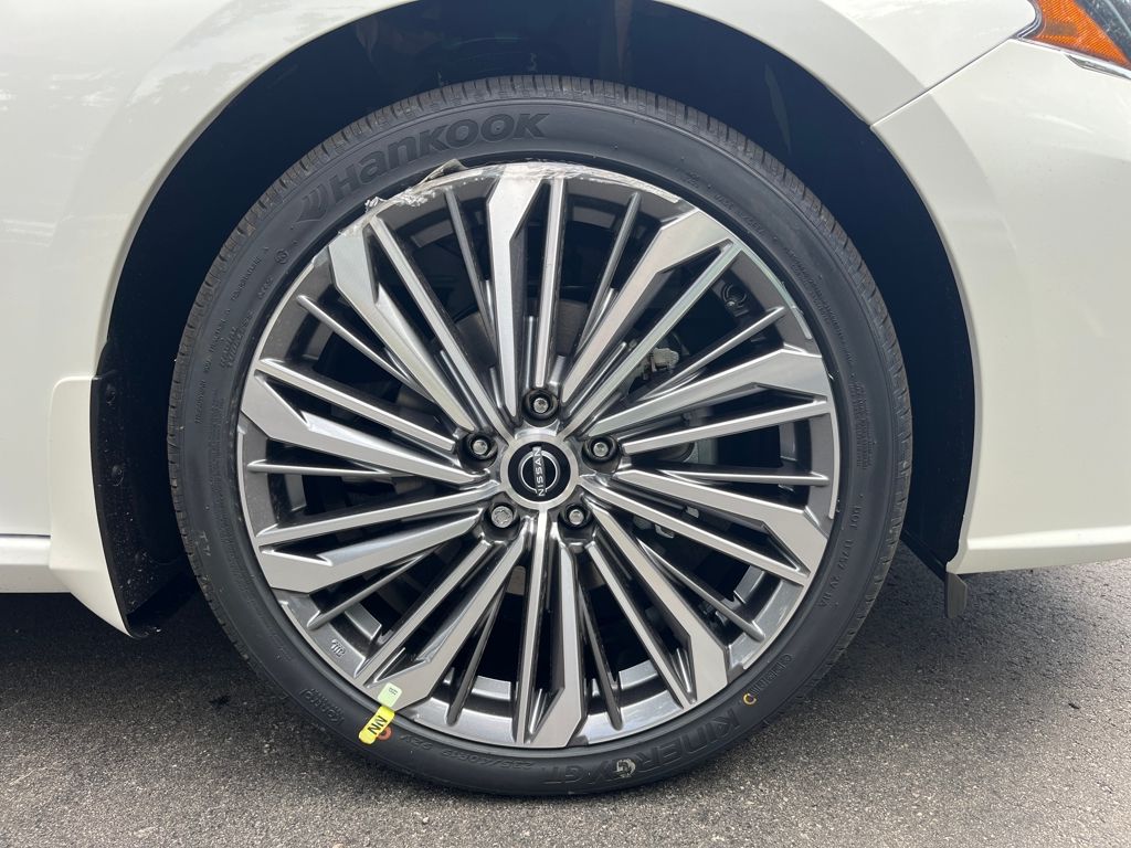2025 Nissan Altima SL photo 11