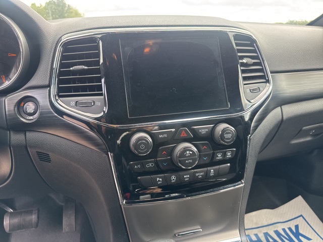 2019 Jeep Grand Cherokee Laredo Altitude photo 3