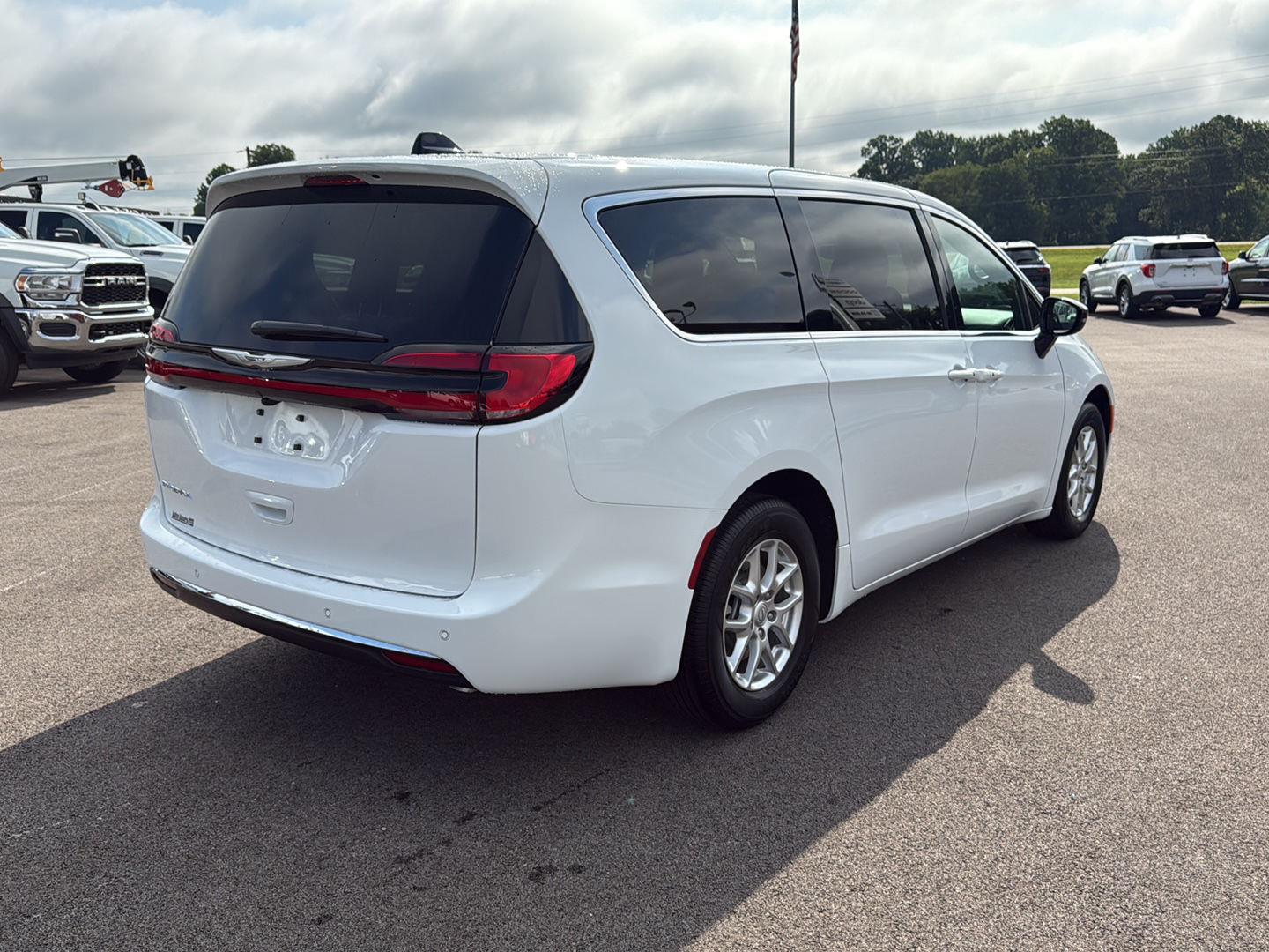 2026 Chrysler Pacifica photo 17