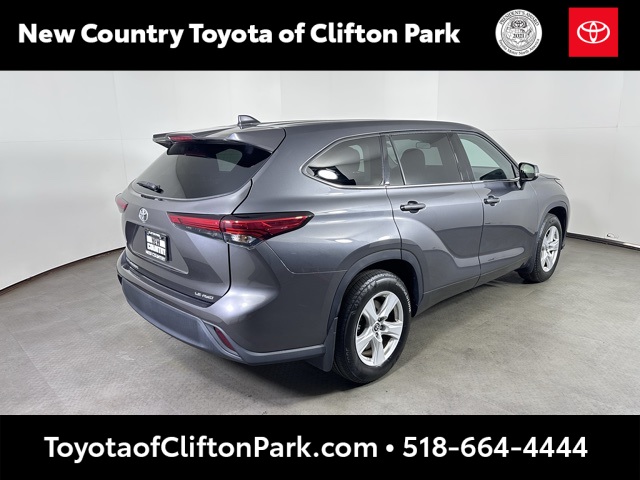 2021 Toyota Highlander LE photo 3