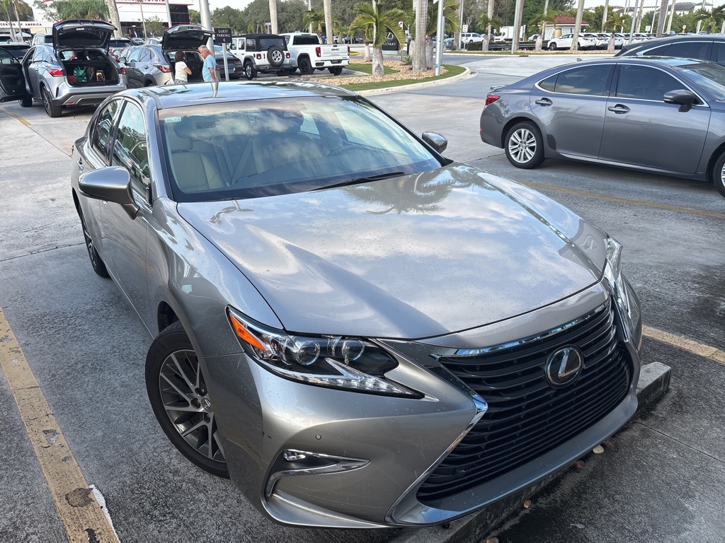 2017 Lexus ES 350's photo