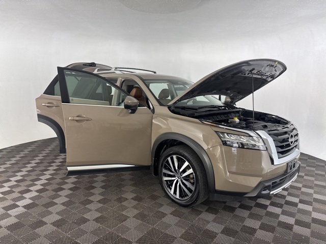 2023 Nissan Pathfinder Platinum photo 9